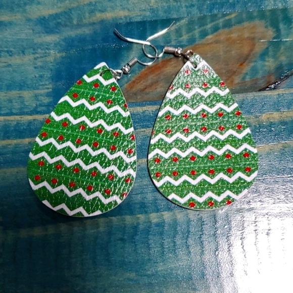 NWOT Faux Leather Leaf Teardrop Earrings - Picture 1 of 2